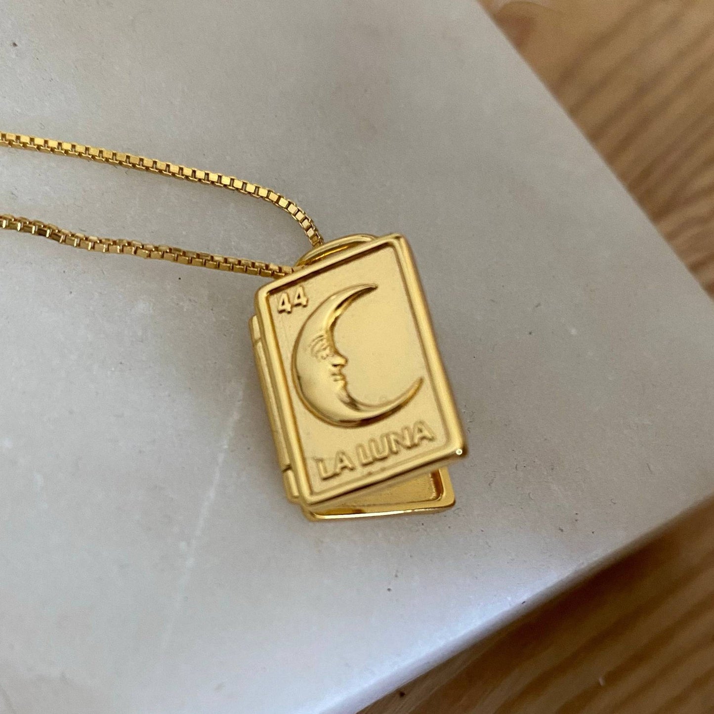 Collier avec cadre photo pour l'ouverture et la fermeture d'un album photo d'amour
