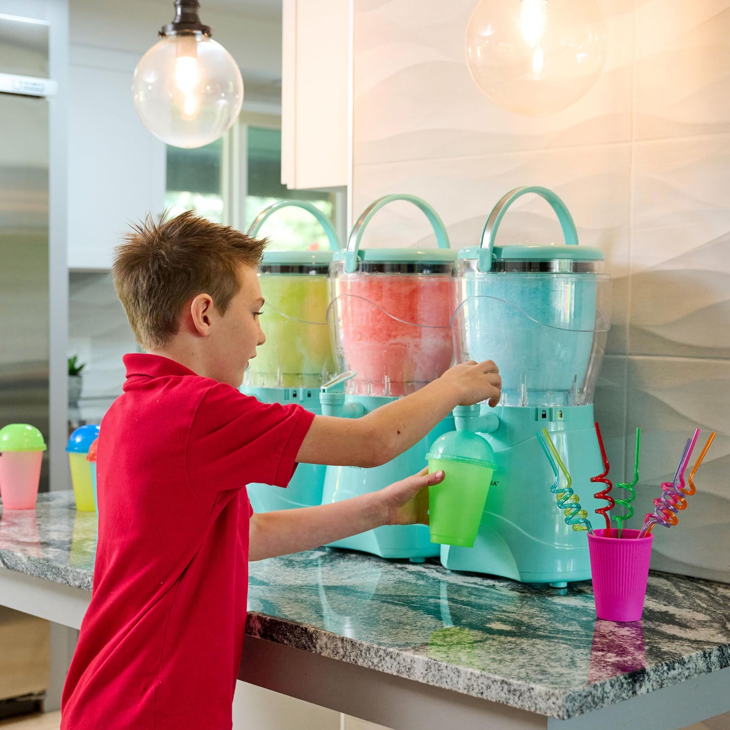Nostalgia Margarita Maker et machine à granités 128 oz, Prépare un gallon de boissons glacées, Bec verseur en acier inoxydable et poignée de transport, Texture crémeuse, Double isolation, Facile à nettoyer, 1 gallon, Aqua