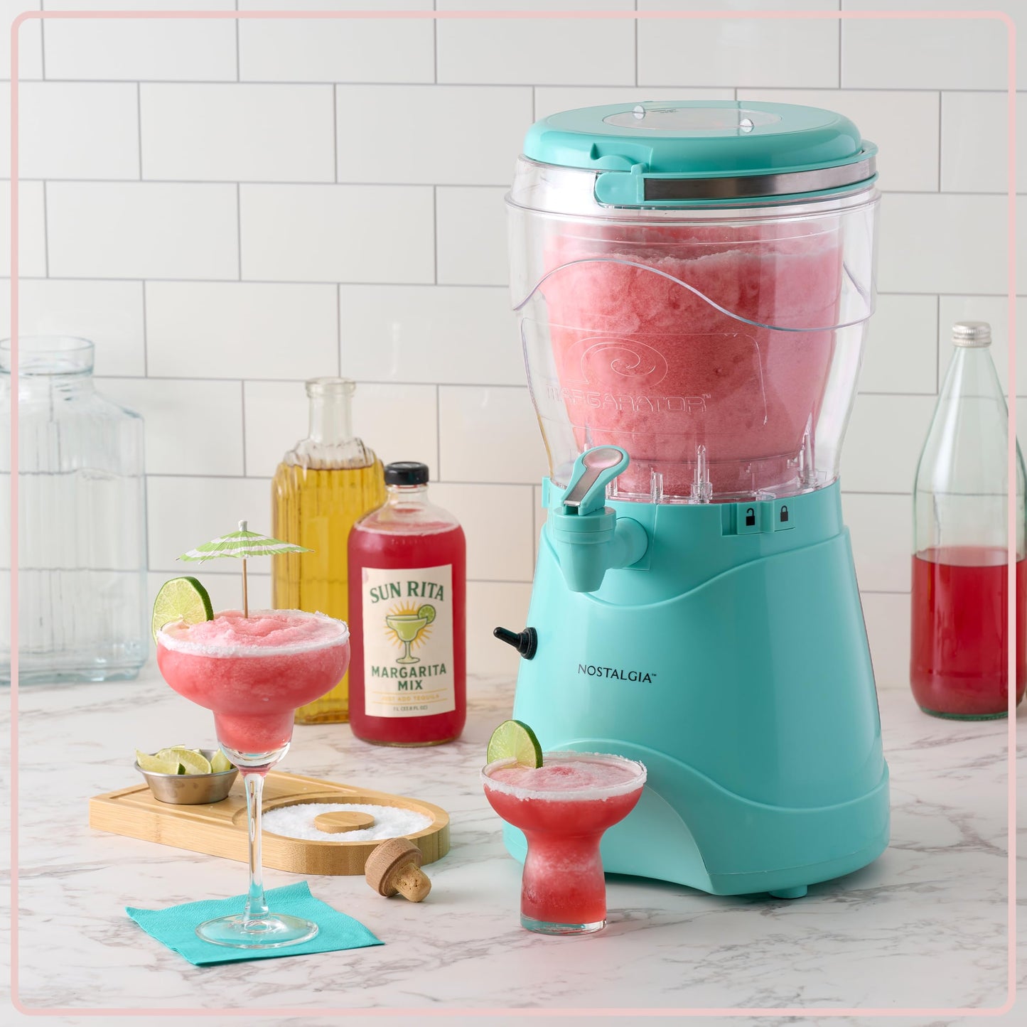 Nostalgia Margarita Maker et machine à granités 128 oz, Prépare un gallon de boissons glacées, Bec verseur en acier inoxydable et poignée de transport, Texture crémeuse, Double isolation, Facile à nettoyer, 1 gallon, Aqua