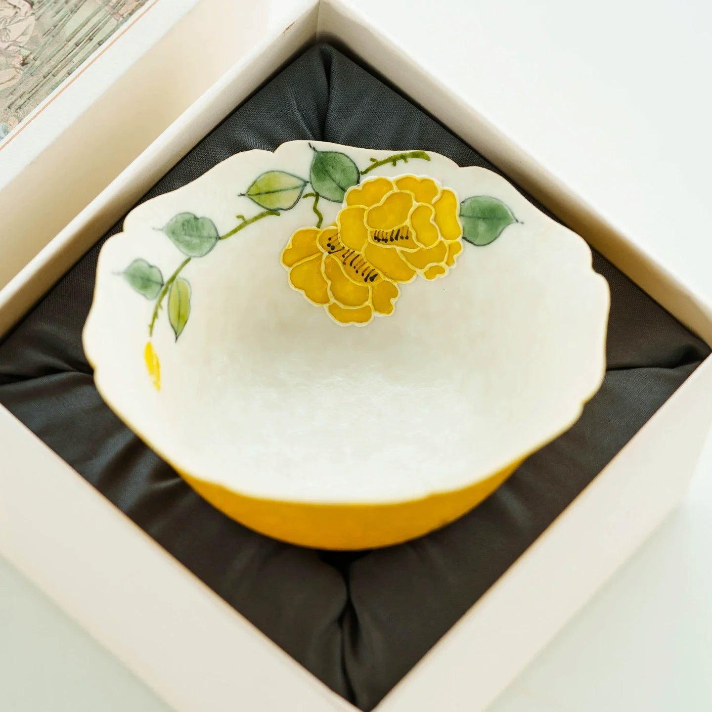 Tasse à thé en porcelaine peinte à la main Imperial Blossom – Édition pétale Lingban