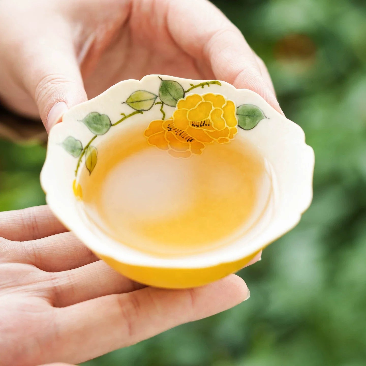 Tasse à thé en porcelaine peinte à la main Imperial Blossom – Édition pétale Lingban