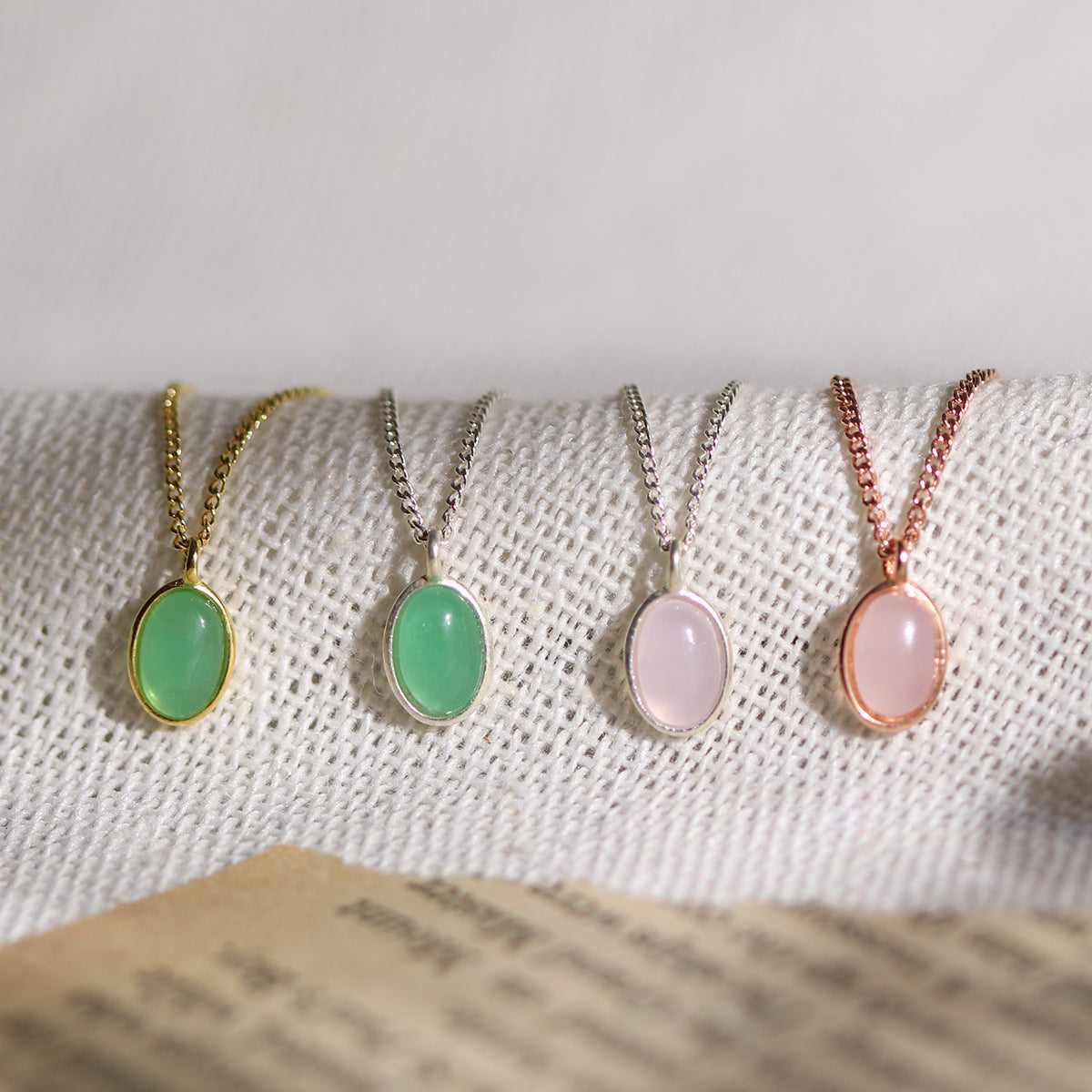 Collier pendentif ovale pierre précieuse