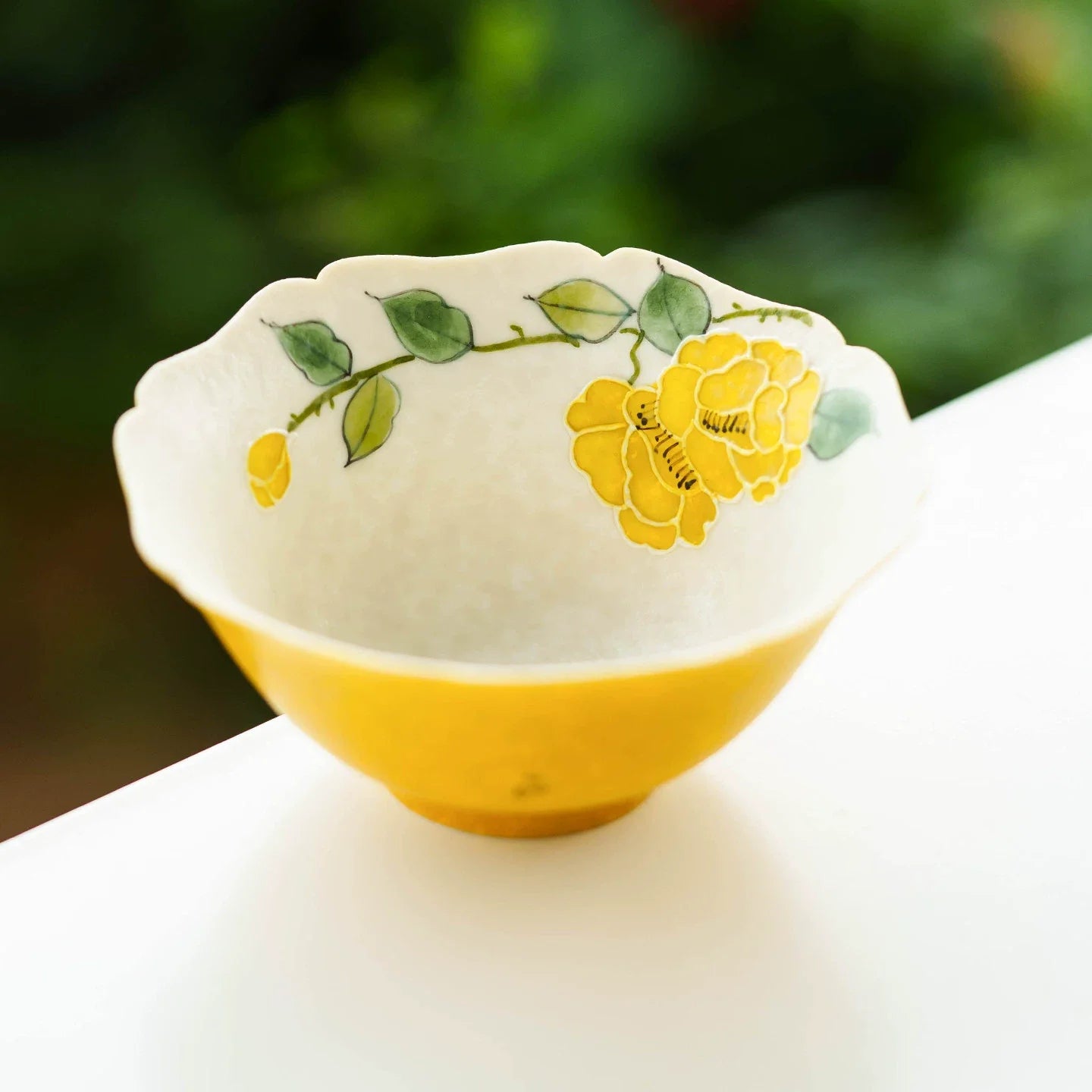 Tasse à thé en porcelaine peinte à la main Imperial Blossom – Édition pétale Lingban
