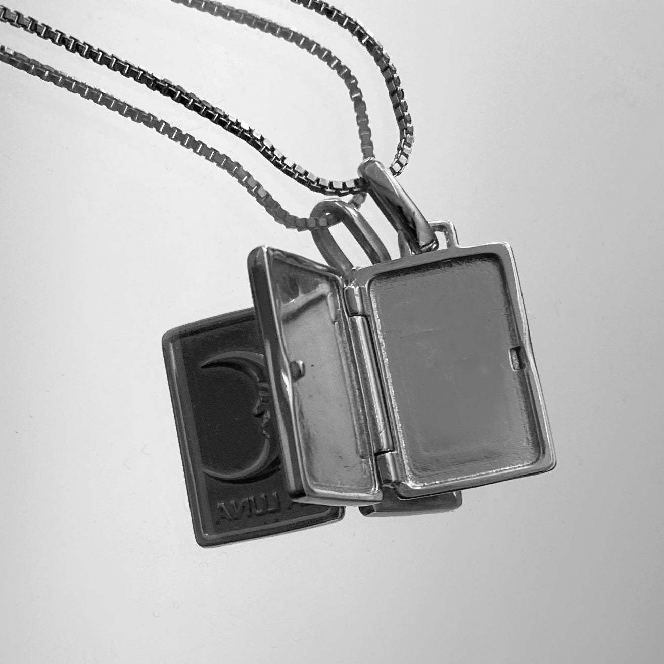 Collier avec cadre photo pour l'ouverture et la fermeture d'un album photo d'amour