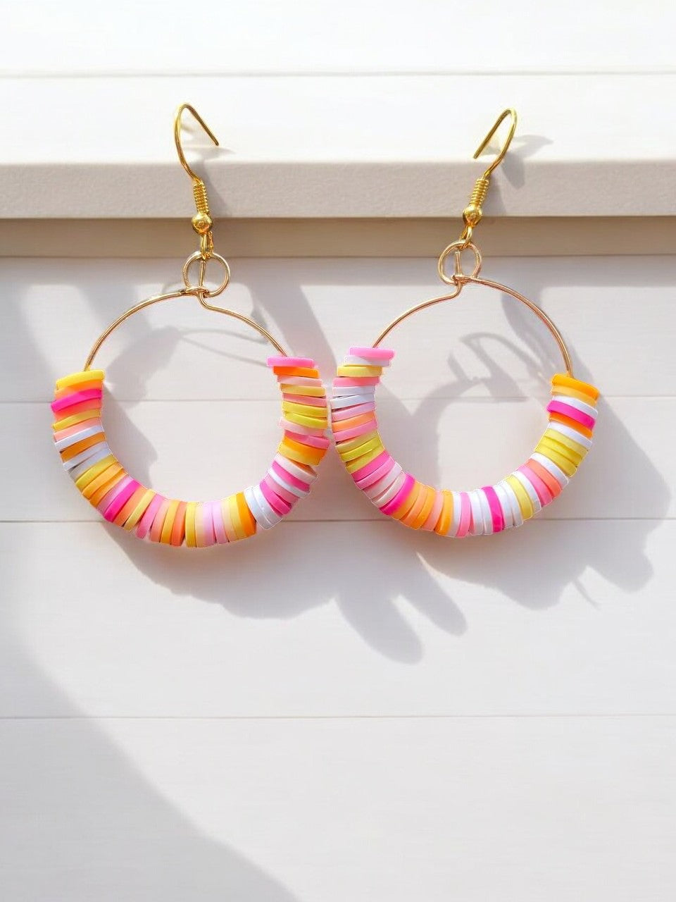 Boucles d'oreilles en perles d'argile roses et jaunes
